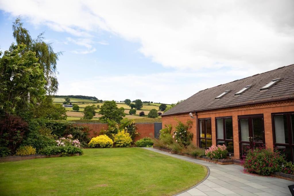 Vast, Elegant Home With Indoor Pool & Sauna Near Popular Golf Course Kington  Exterior photo