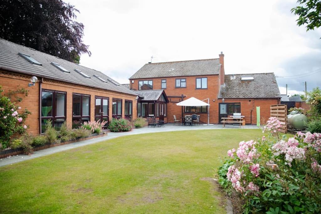 Vast, Elegant Home With Indoor Pool & Sauna Near Popular Golf Course Kington  Exterior photo