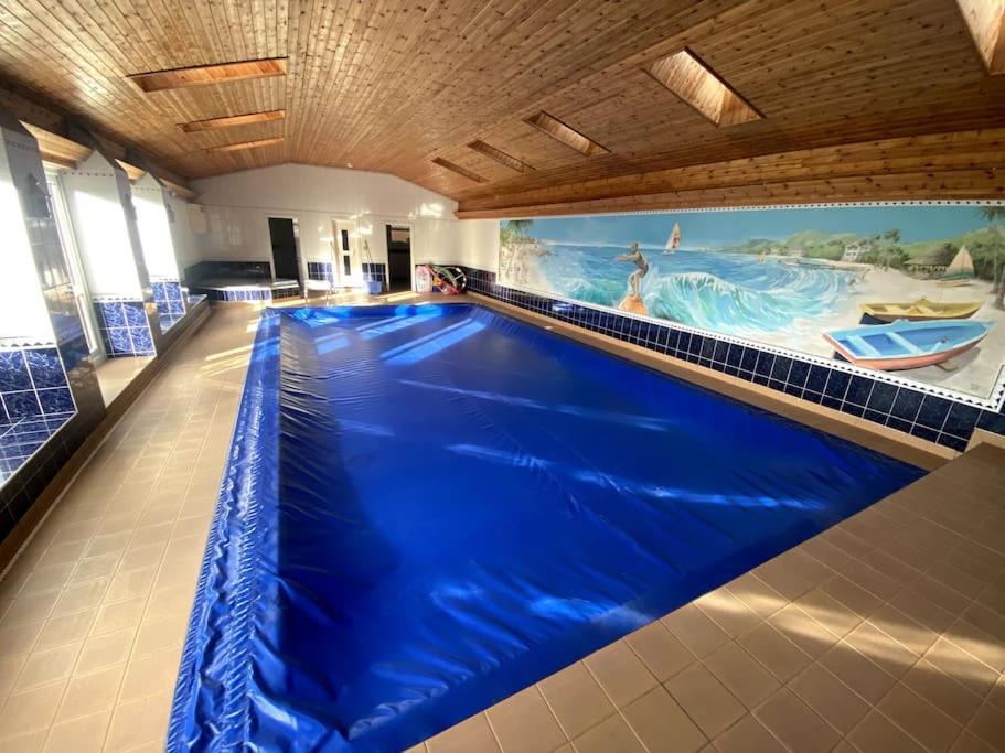 Vast, Elegant Home With Indoor Pool & Sauna Near Popular Golf Course Kington  Exterior photo
