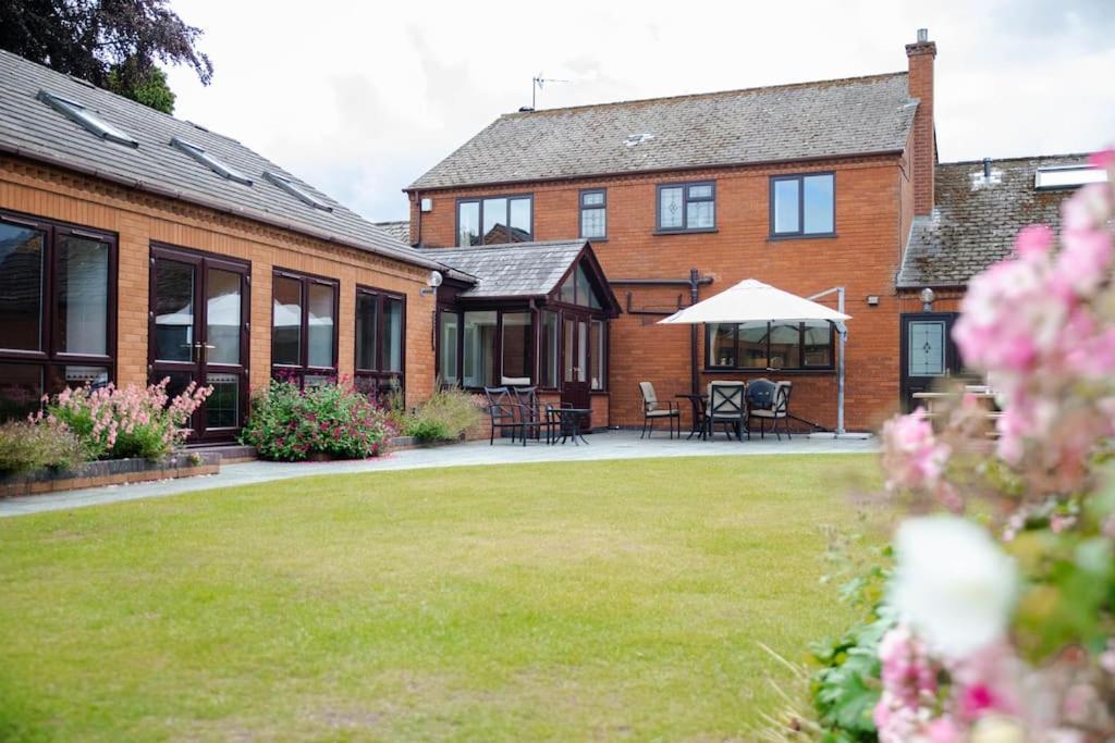 Vast, Elegant Home With Indoor Pool & Sauna Near Popular Golf Course Kington  Exterior photo