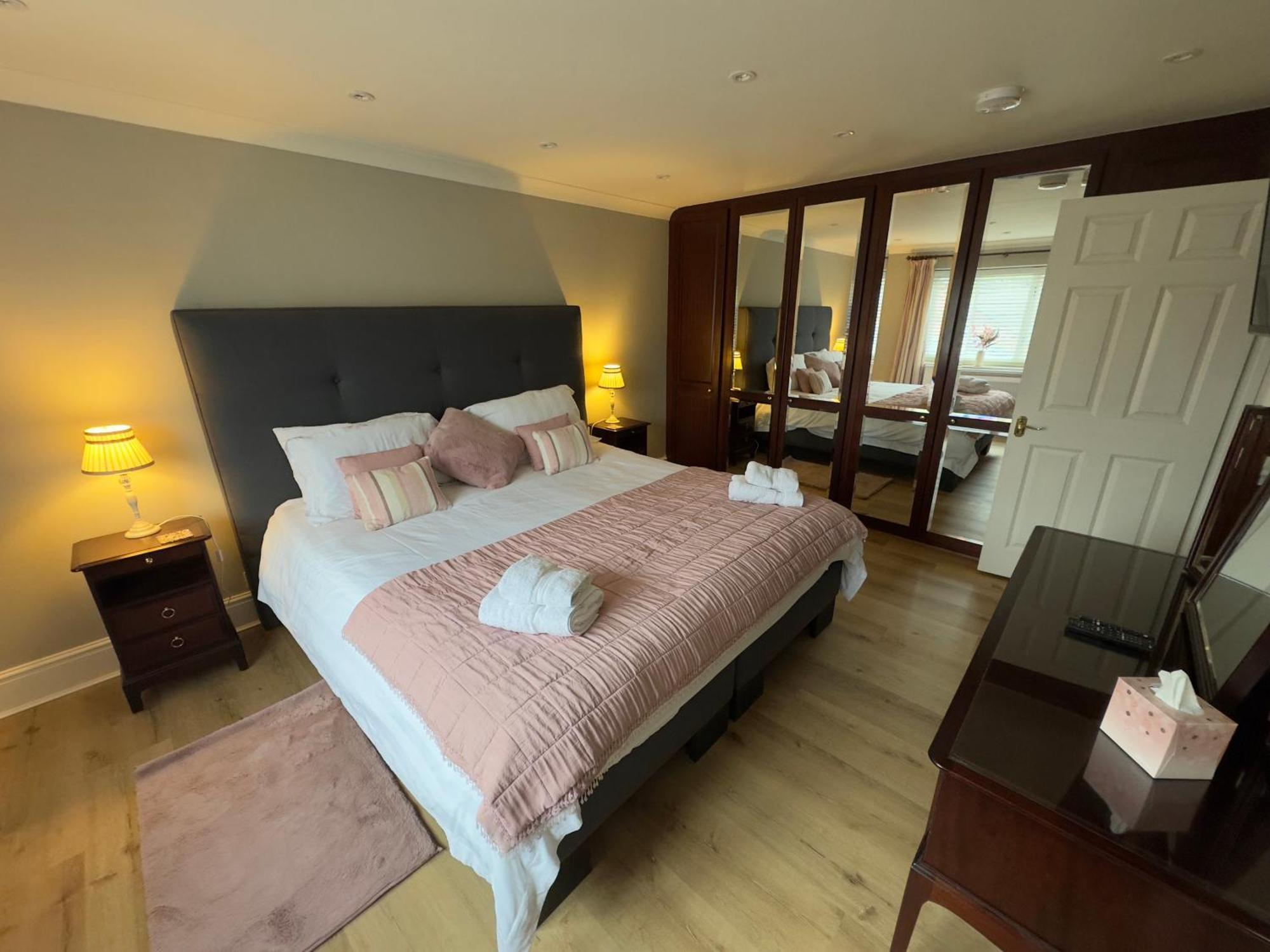 Vast, Elegant Home With Indoor Pool & Sauna Near Popular Golf Course Kington  Exterior photo